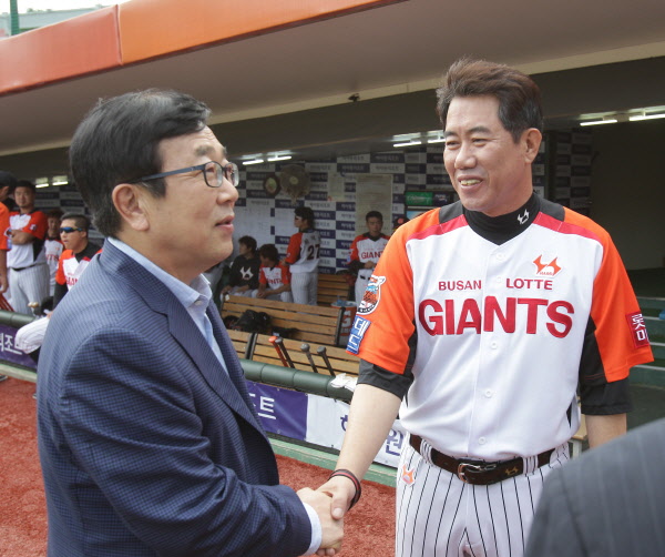부산지역 수재민 돕기 성금 전달